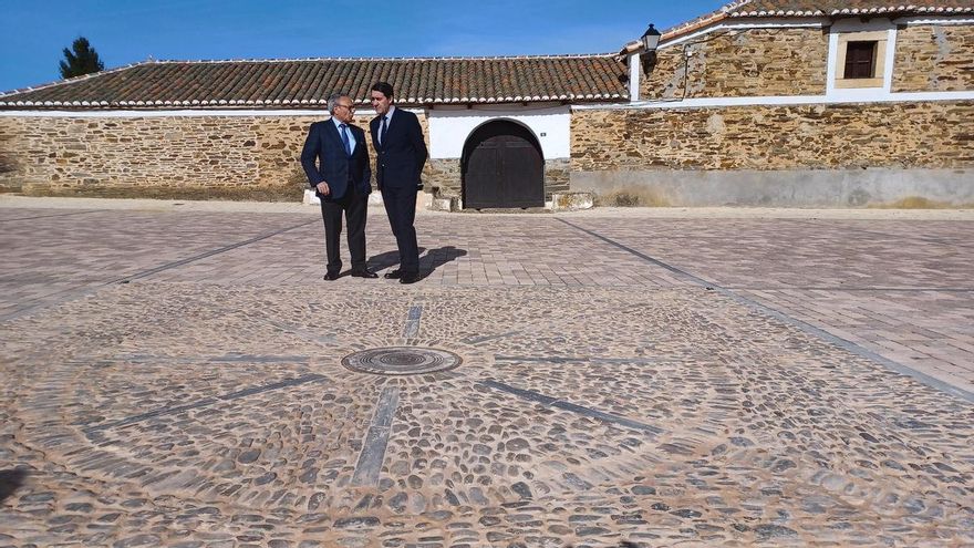 Castro y Suárez-Quiñones en el centro de la plaza, con una alcantarilla, que dicen representa a un carro maragato