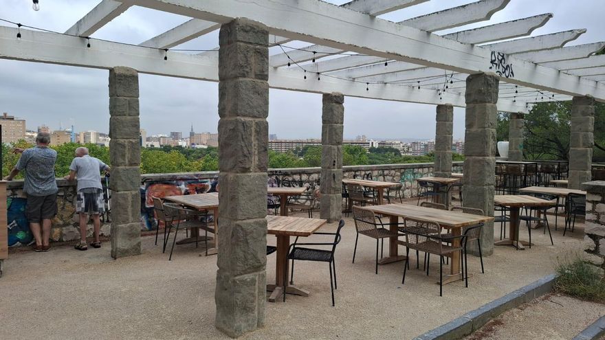 Otro capítulo del 'kioscogate' en Zaragoza: 'privatizado' con terrazas uno de los principales miradores del Parque Grande
