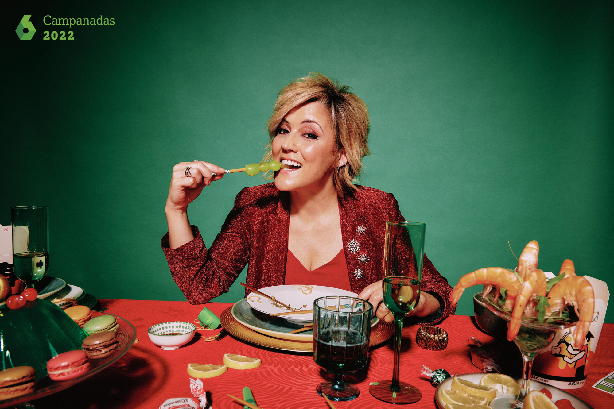 Pedroche y Chicote, y Cristina Pardo y Dani Mateo, posan como presentadores de 'Las Campanadas'