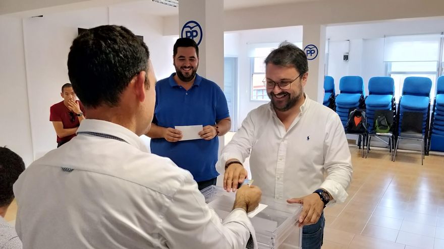 Asier Antona, este jueves, votando en la sede del PP.