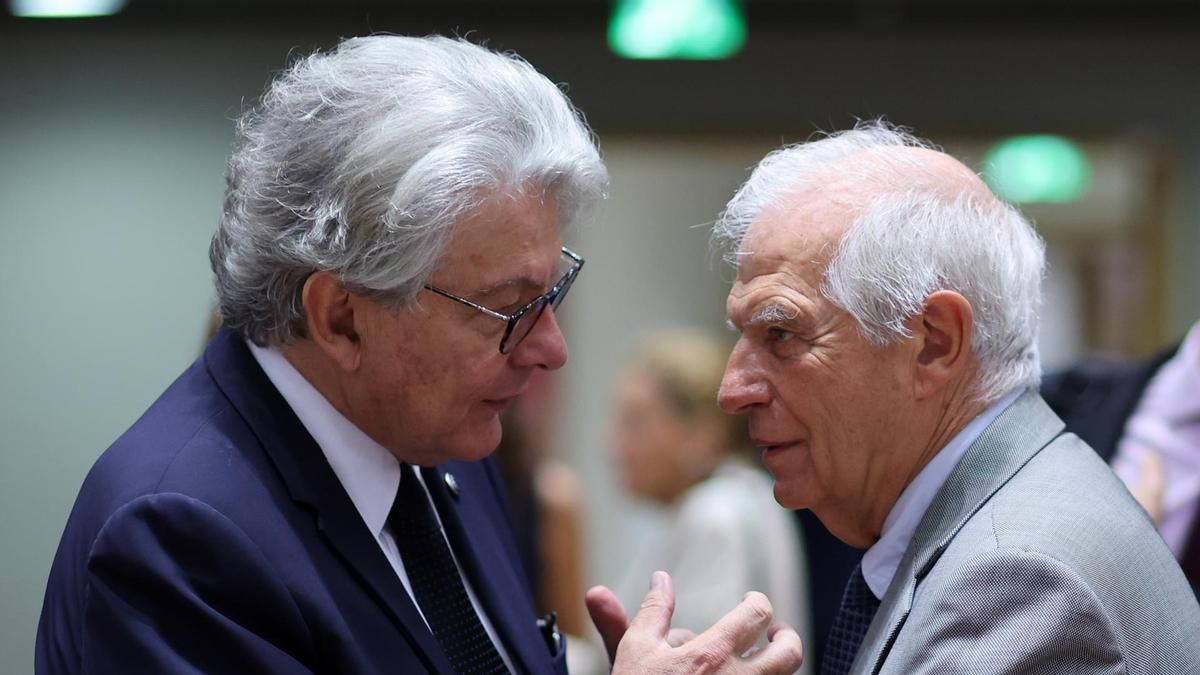 Thierry Breton (izq.) con Josep Borrell en Bruselas en agosto de 2024