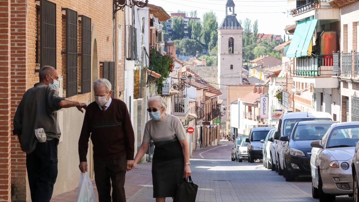 Una pareja anda por la calle de un pueblo