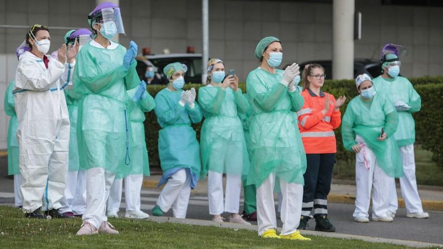 Campillo / ICAL . Aplauso sanitario en el Hospital de León