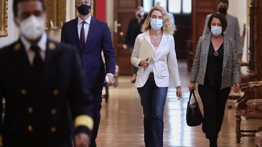 El vicepresidente primero del Congreso de los Diputados por el PSOE, Alfonso Rodríguez Gómez de Celis, y la presidenta del Congreso de los Diputados, Meritxell Batet (c).