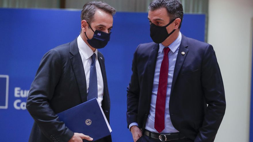 El primer ministro de Grecia Kyriakos Mitsotakis (izda) y el presidente del gobierno de España, Pedro Sanchez (dcha). EFE/EPA/STEPHANIE LECOCQ / POOL/Archivo
