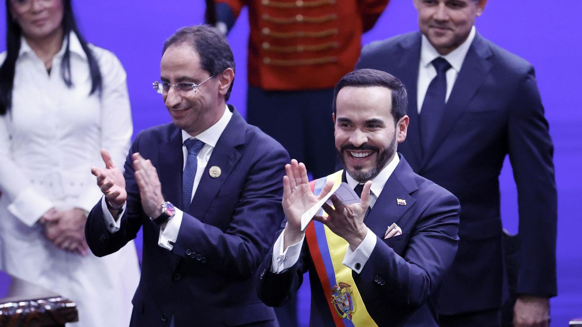 Abelardo de la Espriella tras jurar ante el presidente del Congreso, Honorio Henríquez, quien le impuso la banda presidencial.