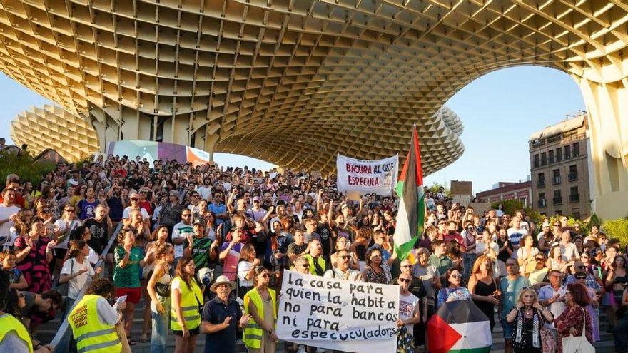 Cientos de personas durante una concentración en Sevilla tras el desahucio de Maricarmen, a 23 de septiembre de 2026