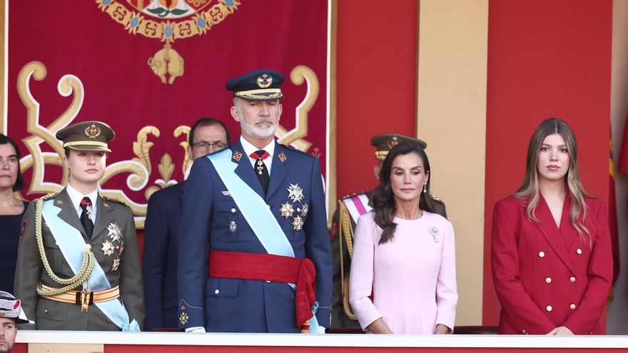 (I-D) La princesa Leonor; el rey Felipe VI; la reina Letizia y la infanta Sofía, durante el desfile militar por el 12 de octubre de 2026