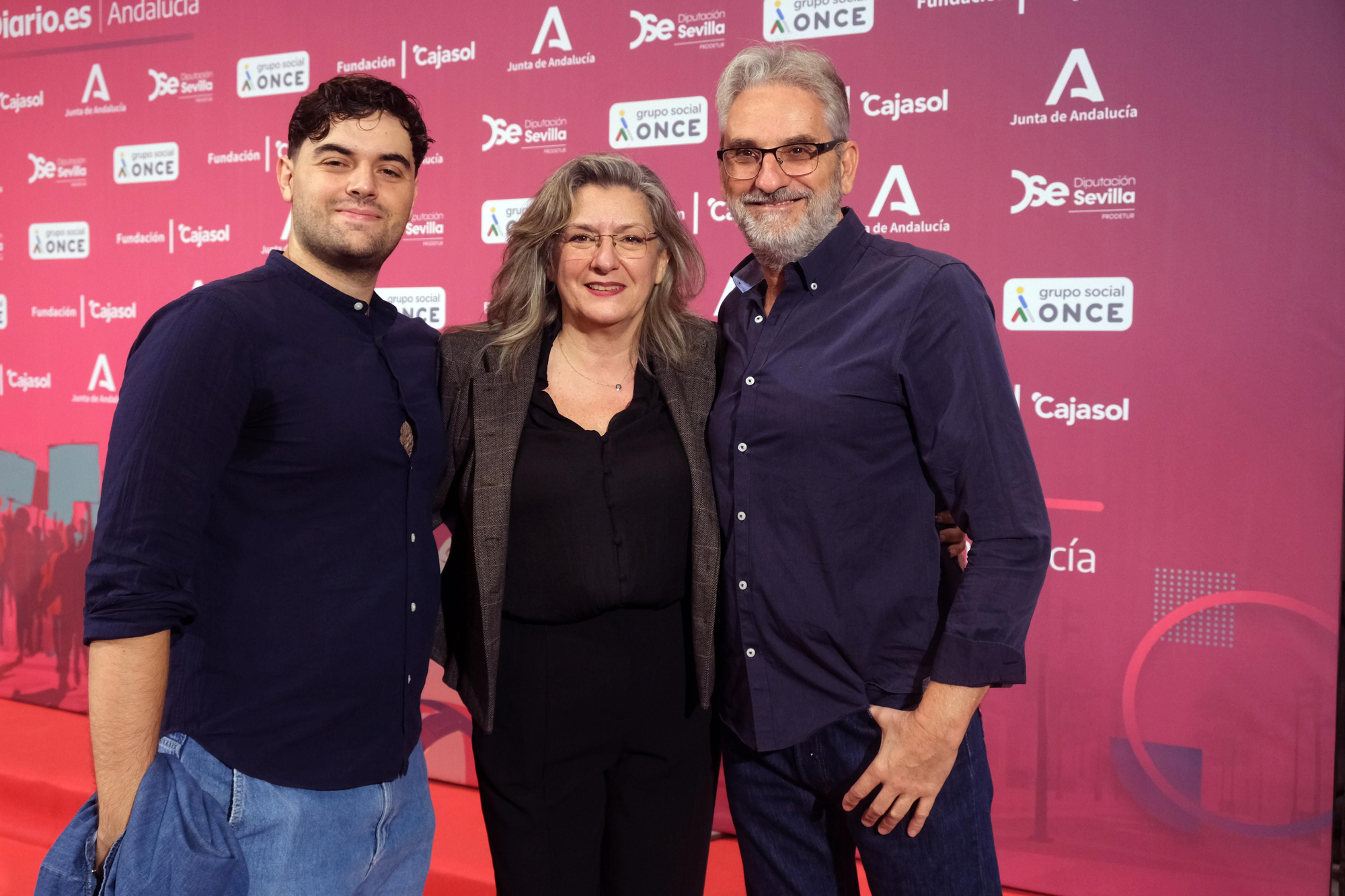Mercedes Martín, profesora de la Universidad de Málaga, premiada este año, junto a su marido y su hijo.