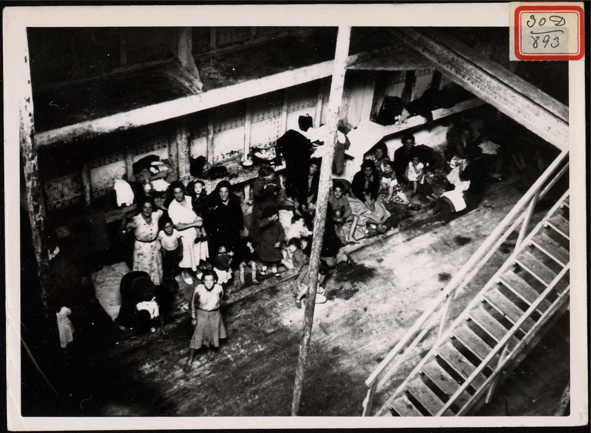 "Aspecto de la cubierta de un barco de evacuación". 8 de septiembre de 1937. | Biblioteca Nacional de España