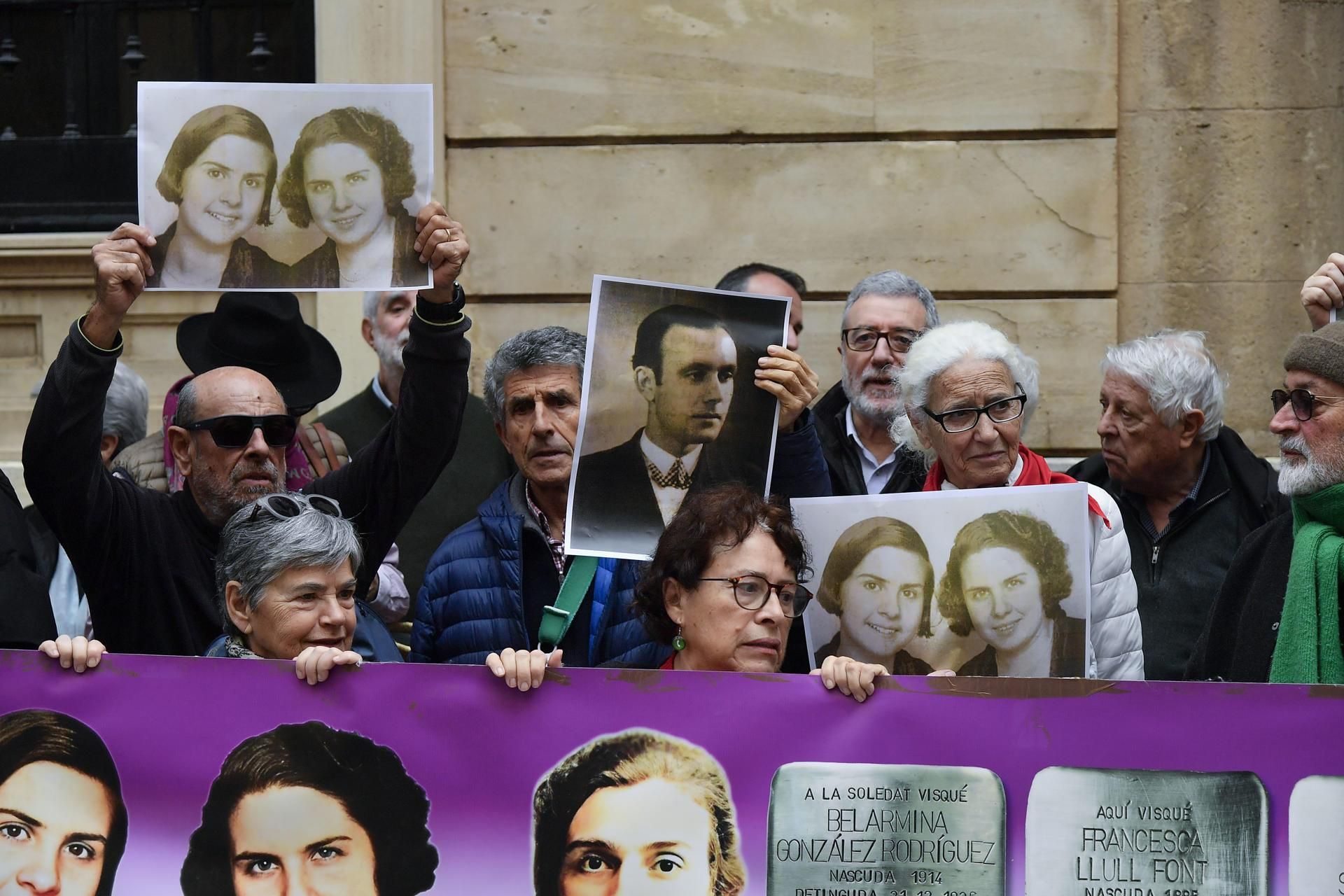 Manifestación convocada por la asociación Memòria de Mallorca a las puertas del Parlament balear contra la derogación de la ley de memoria democrática