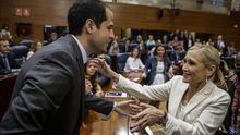 El portavoz de Ciudadanos en Madrid, Ignacio Aguado, saluda a Cristina Cifuentes.