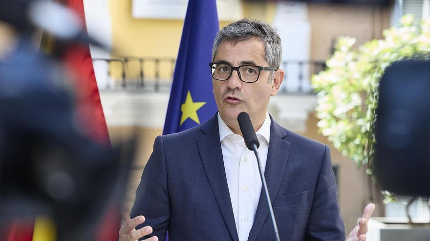 El ministro de la Presidencia, Justicia y Relaciones con las Cortes, Félix Bolaños, atiende a los medios.