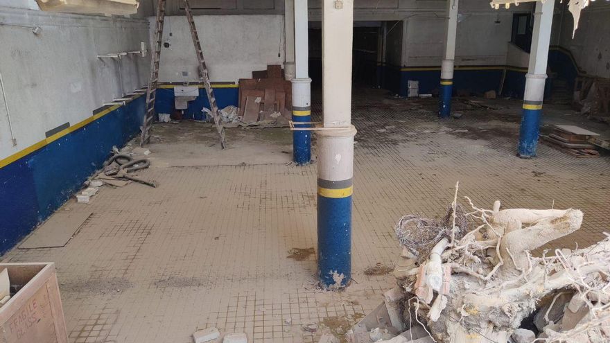 Los talleres parcialmente derribados y el edificio de viviendas no están separados, conforman una unidad