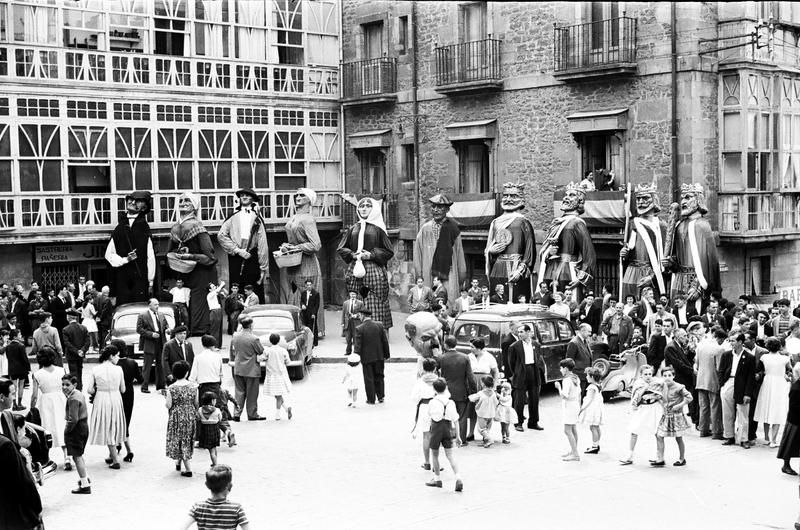 Comparsa en 1957, año del primer descenso de Celedón y con los antiguos reyes de la baraja de Heraclio Fournier