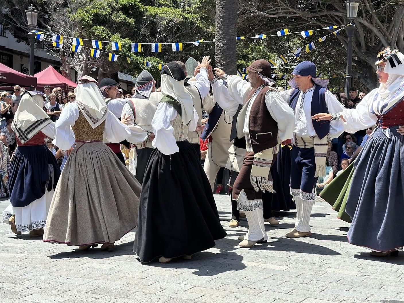 Santa Cruz de La Palma ensalza el folclore popular y sus tradiciones en el Día de Canarias.