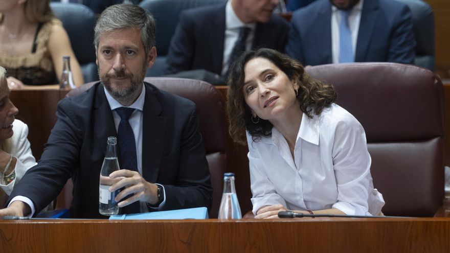 El consejero de la Presidencia, Miguel Ángel García y la presidenta de la Comunidad de Madrid, Isabel Díaz Ayuso, durante el segundo día del Debate sobre el Estado de la Región, en la Asamblea de Madrid, a 12 de septiembre de 2025, en Madrid (España).