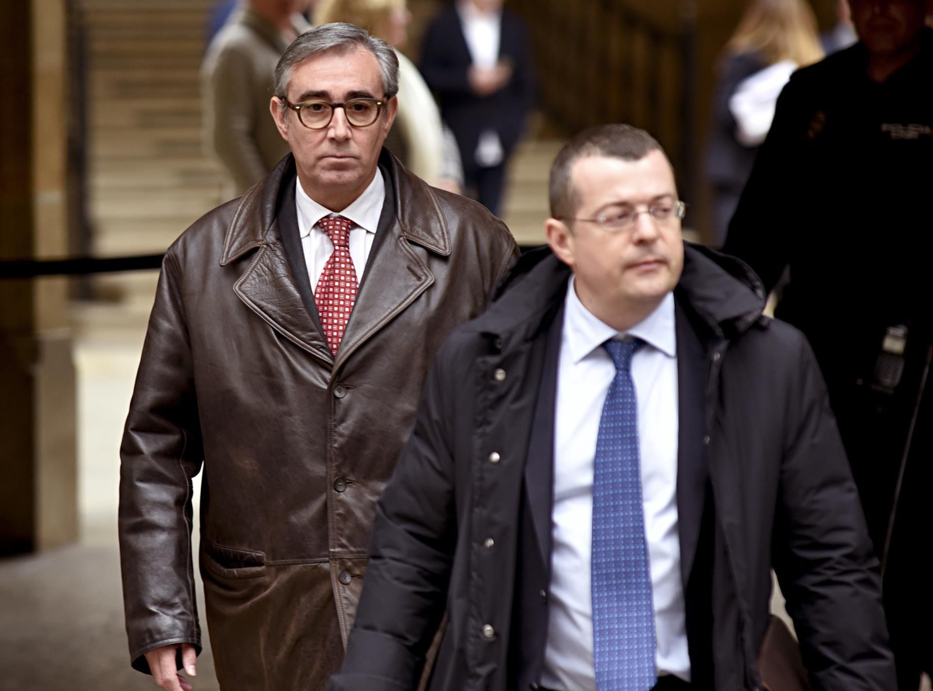 Diego Torres, a la izquierda, saliendo de la Audiencia Provincial de Balears tras serle notificada la sentencia del caso Nóos
