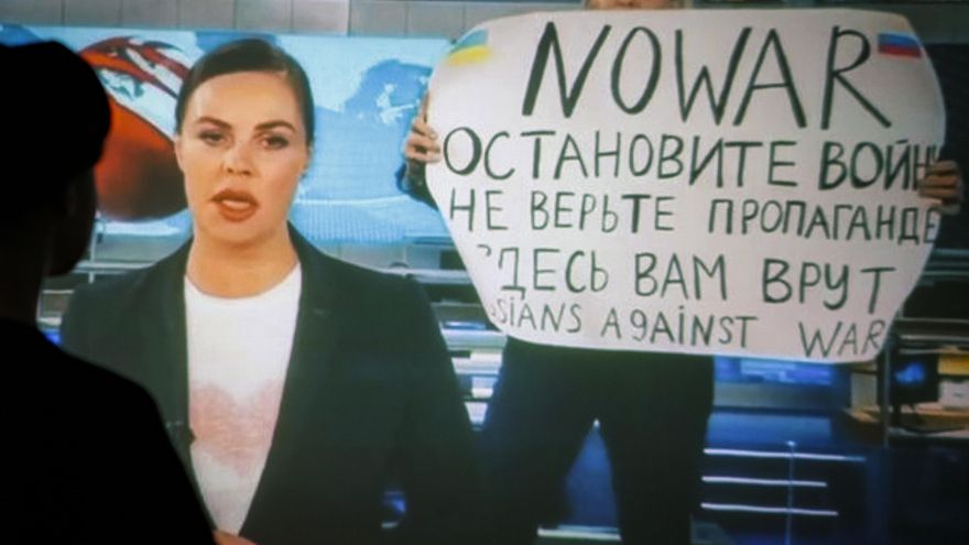 Imagen de la irrupción en un informativo del canal ruso Channel One de la periodista Marina Ovsyannikova con un cartel que decía "No a la guerra". Detengan la guerra. No creas en la propaganda. Te están mintiendo aquí " en Moscú el pasado 15 de marzo. EFE/EPA/DSK