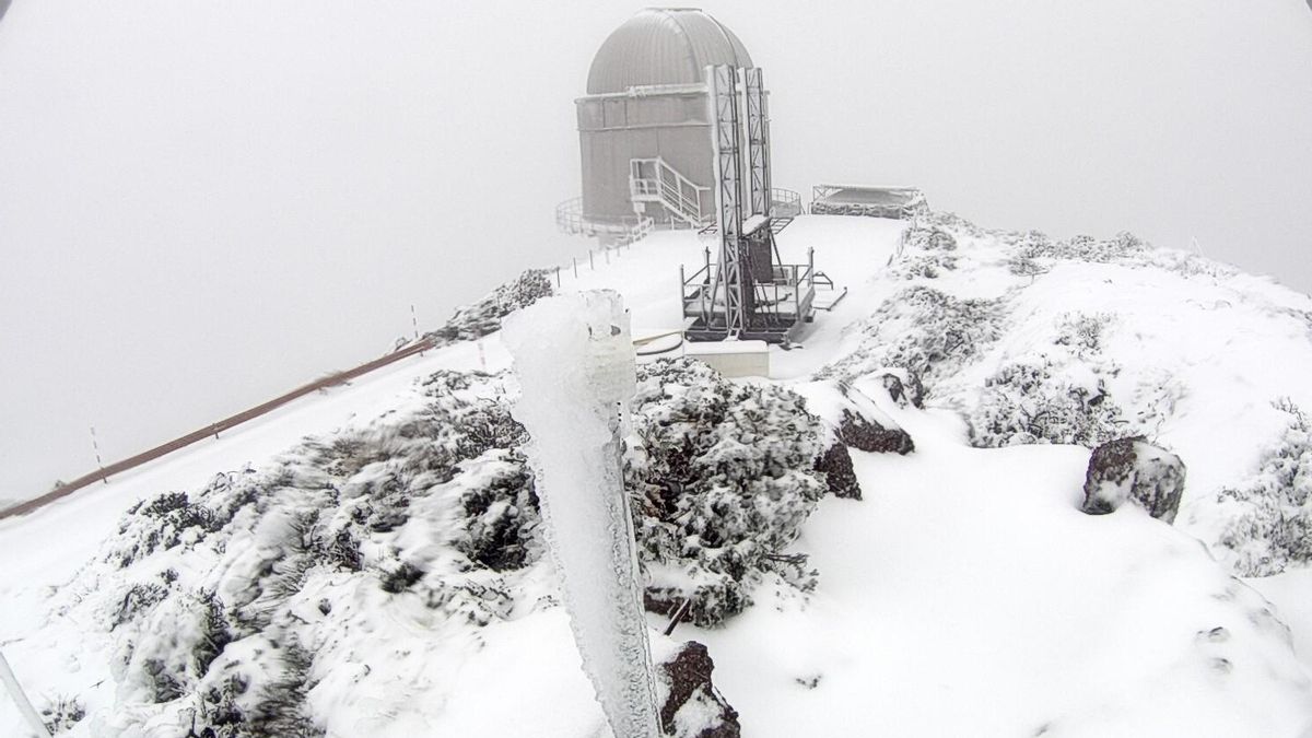 Entorno  del Telescopio Óptico Nórdico (NOT por su siglas en inglés), en el Observatorio del Roque de Los Muchachos, en las cumbres de La Villa de Garafía, en la mañana de este viernes, nevado.