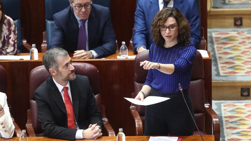 Ayuso defiende el abrazo con Milei y la oposición responde: "Se ha reunido más veces con él que con los profesores"