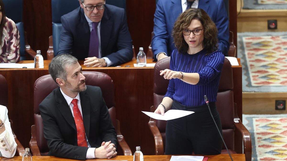Ayuso defiende el abrazo con Milei y la oposición responde: "Se ha reunido más veces con él que con los profesores"