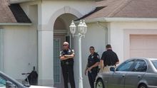 Policías registran la casa del presunto autor de la matanza de la discoteca