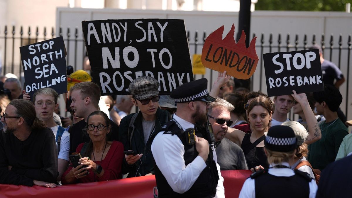 Un grupo de personas protesta contra el nuevo primer ministro, Andy Burnham, en Downing Street, este lunes.