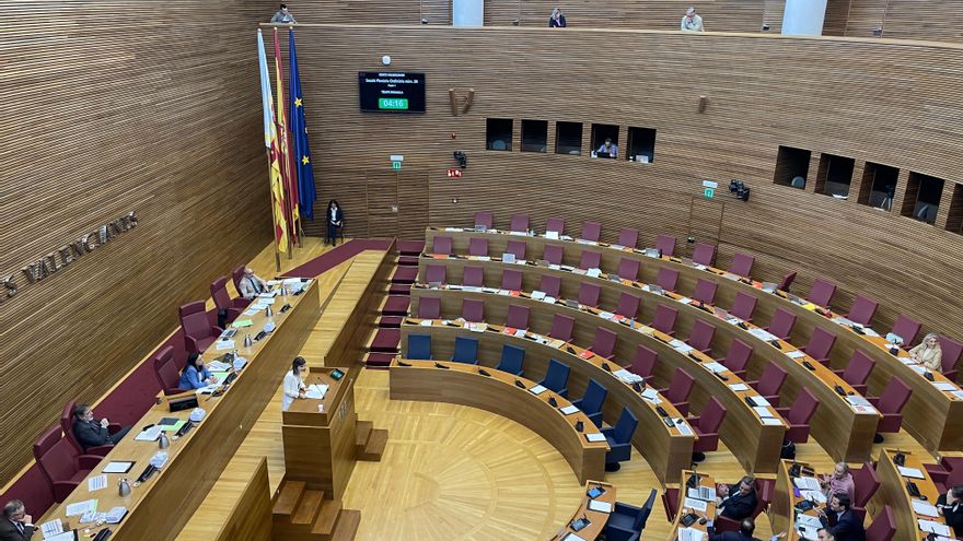 Los diputados de la izquierda abandonan las Corts Valencianes durante la réplica del PP a Vox sobre inmigración