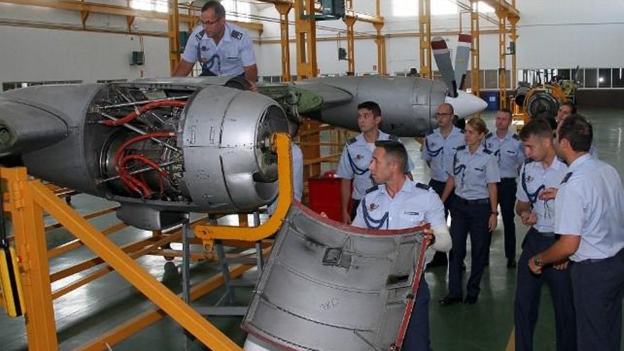 Peio García / ICAL Un grupo de alumnos de la Academia Básica del Aire recibe una clase práctica