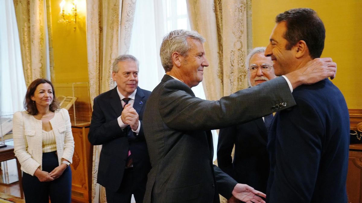 El presidente de la Xunta, Alfonso Rueda, abraza al conselleiro que dimitió por una denuncia de agresión sexual, Alfonso Villares, durante la toma de posesión de su sucesora en la Consellería do Mar.