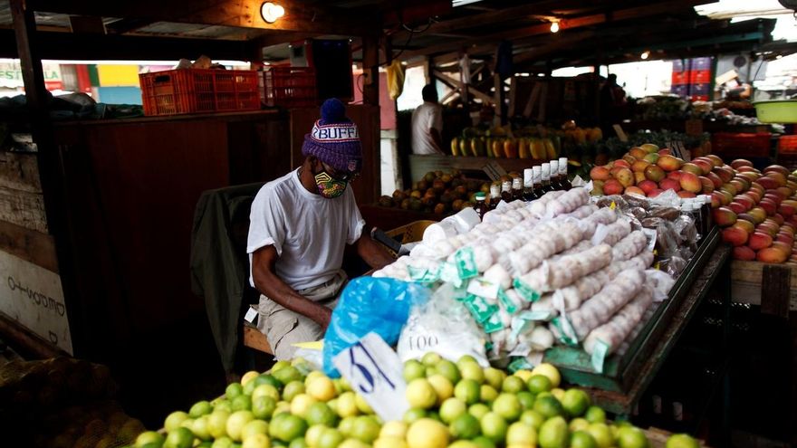 Ricardo Trotman de 65 años años trabaja en un puesto de venta de legumbres en el mercadito de Calidonia, en ciudad de Panamá (Panamá).