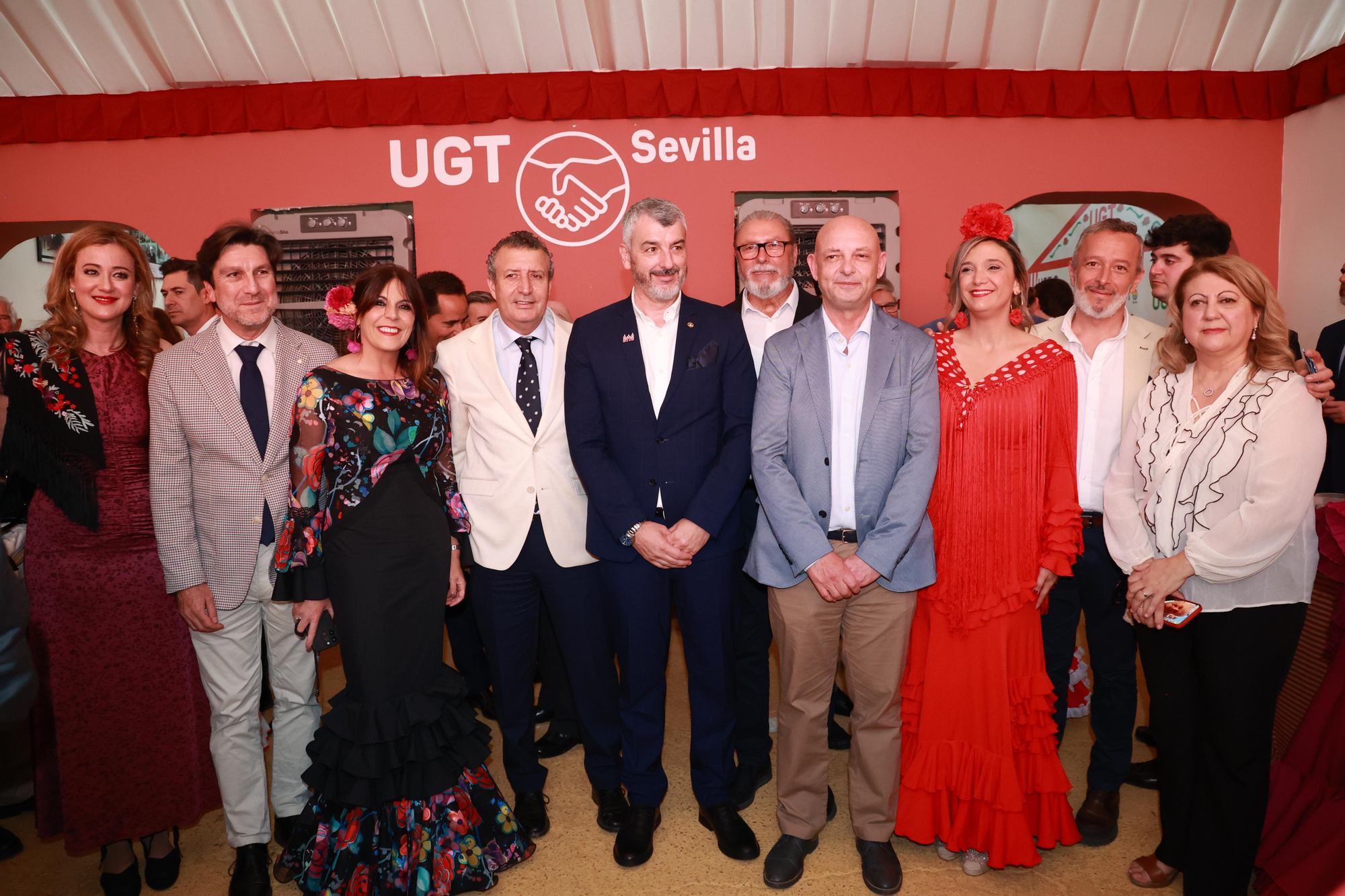 El secretario general de UGT Andalucía, Oskar Martín, con invitados a la caseta del sindicato