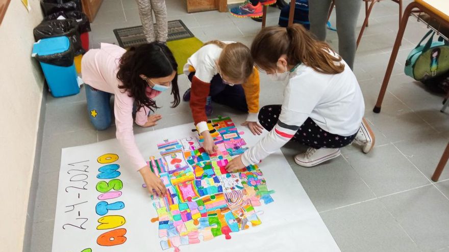 Escolares participan en la iniciativa 'Piezas por el autismo'