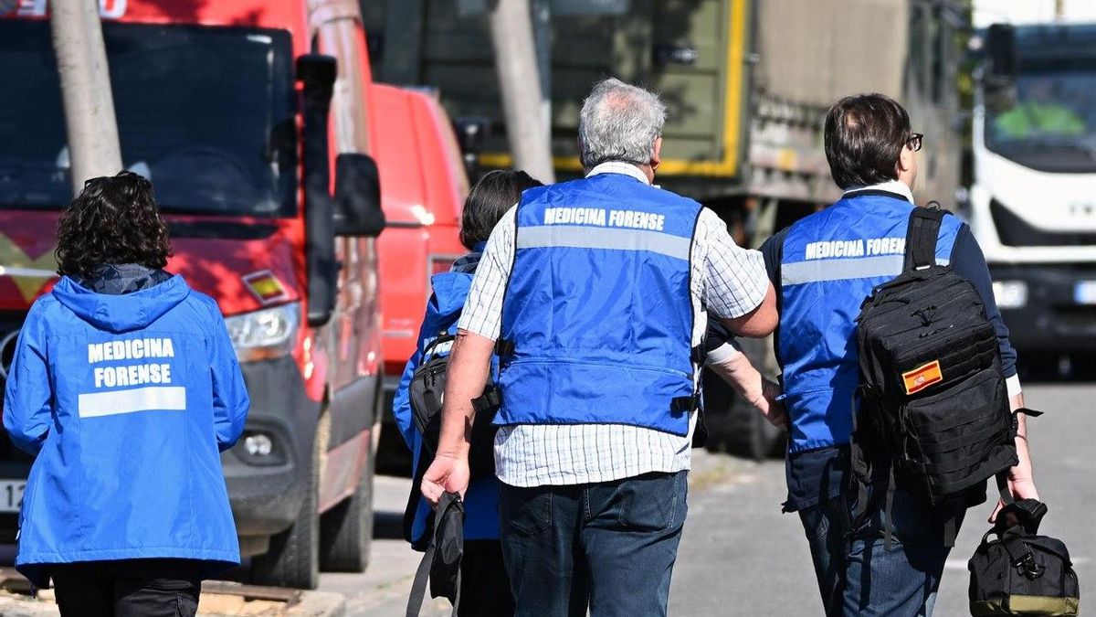 Médicos forenses llegan al Instituto de Medicina Legal de Toledo.