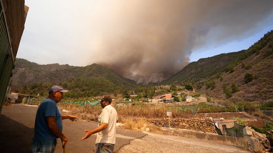 Varios vecinos del barrio de Igueste de Candelaria observan el incendio. EFE/ Ramón De La Rocha