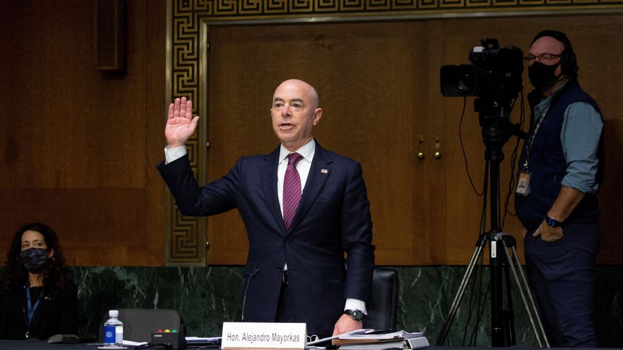 Senadores republicanos interpelan a Mayorkas sobre inmigración