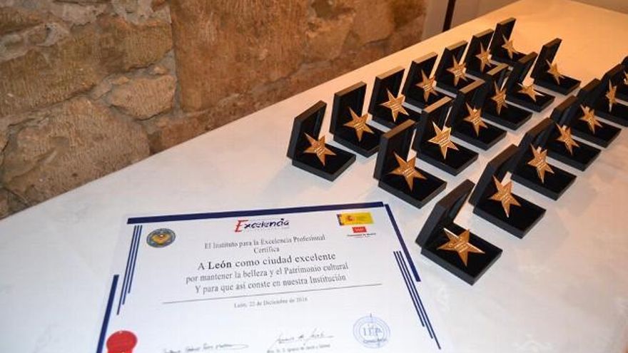 Los galardones leoneses de la gala 'Estrella de Oro'. Foto FB Instituto para la Excelencia Profesional.