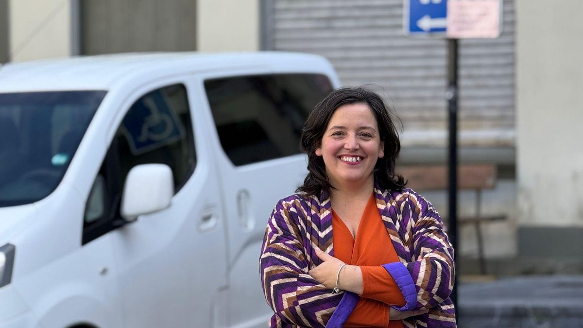 Carolina, en la parada de taxis de Cudillero.