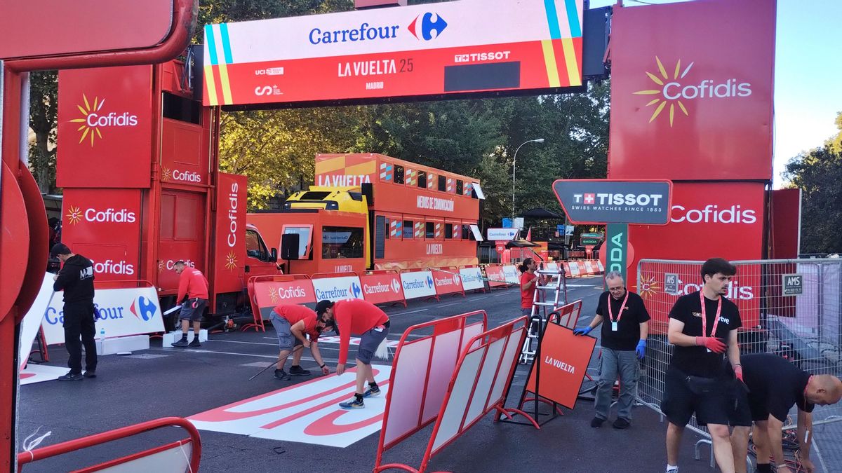 Preparación de la línea de meta de La Vuelta en Cibeles, este domingo por la mañana