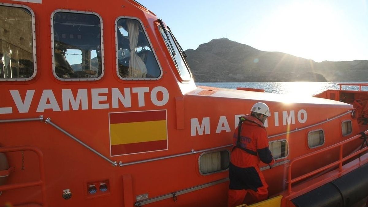 Trasladan a Algeciras a seis personas rescatadas de una patera en aguas del Estrecho