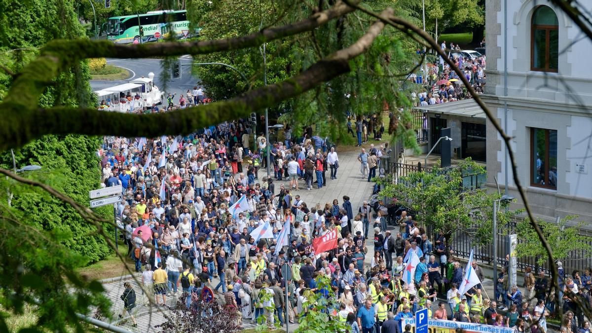 Miles de opositores al proyecto de macrocelulosa de Palas de Rei (Lugo) rodearon este domingo la sede de la Xunta