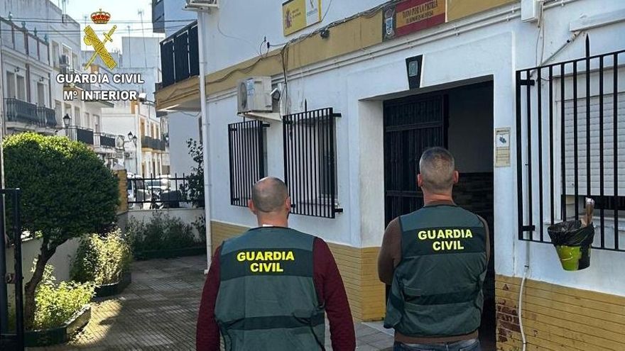 Agentes de la Guardia Civil en Isla Cristina.