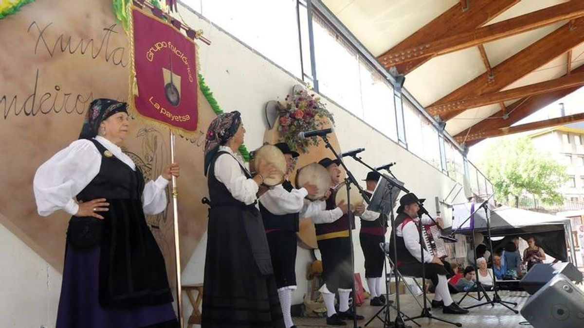Sábado de música de pandeiros y panderetas en Laciana, en la cuarta Xuntanza de Caboalles de Abajo