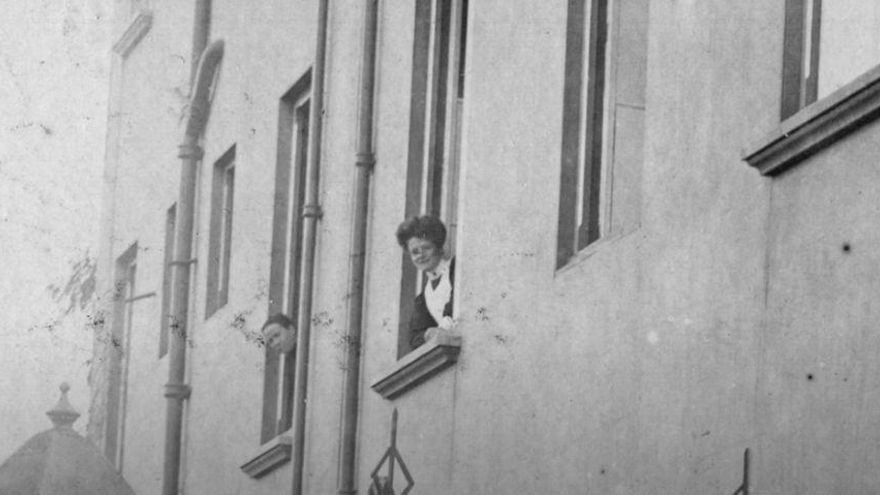 Mujeres canarias relegadas al plano doméstico, en una fotografía de El Museo Canario.