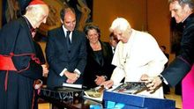 El Papa Benet XVI amb Francisco Camps i Rita Barberá.