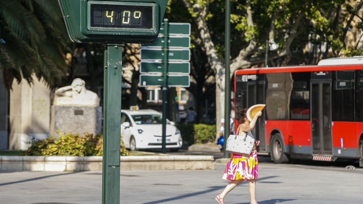 Una mujer se abanica en Zaragoza por el calor. EFE/ Javier Cebollada