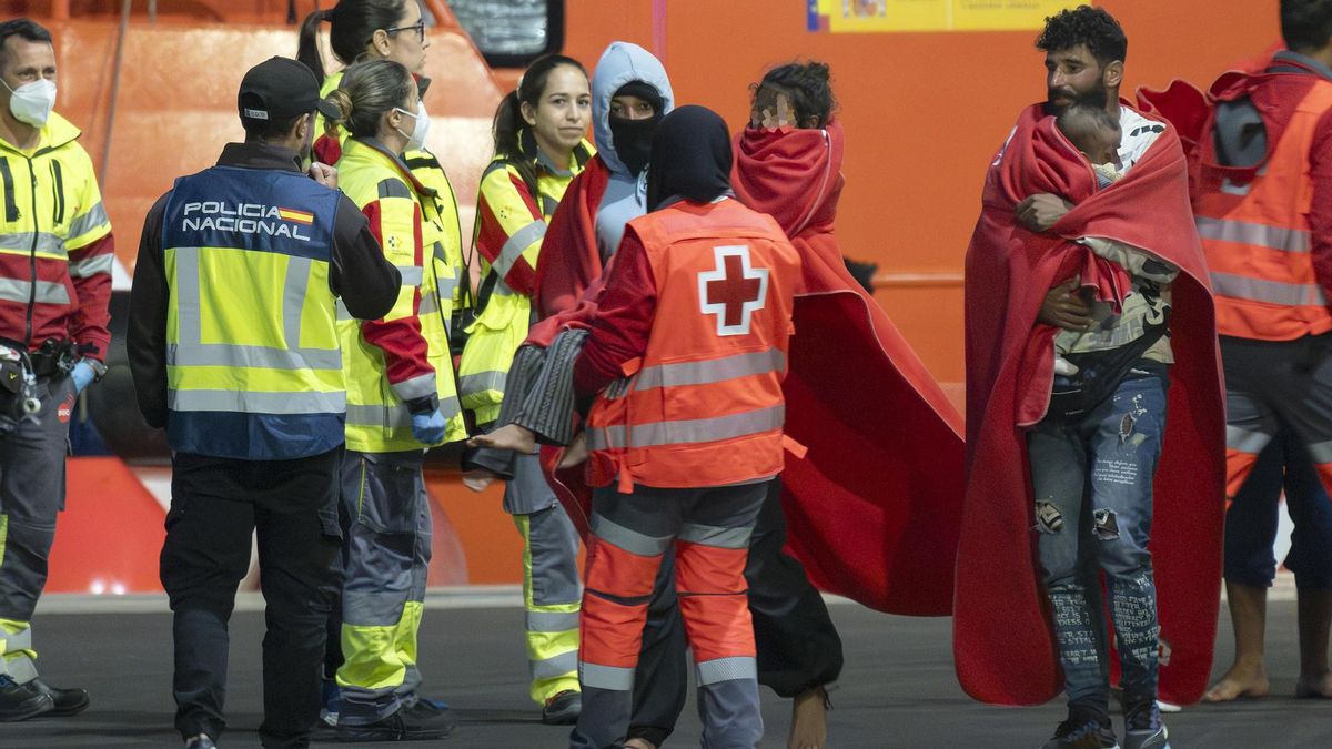 Salvamento rescata a 59 migrantes, entre ellos un bebé y dos niñas, de una patera que se dirigía a Lanzarote