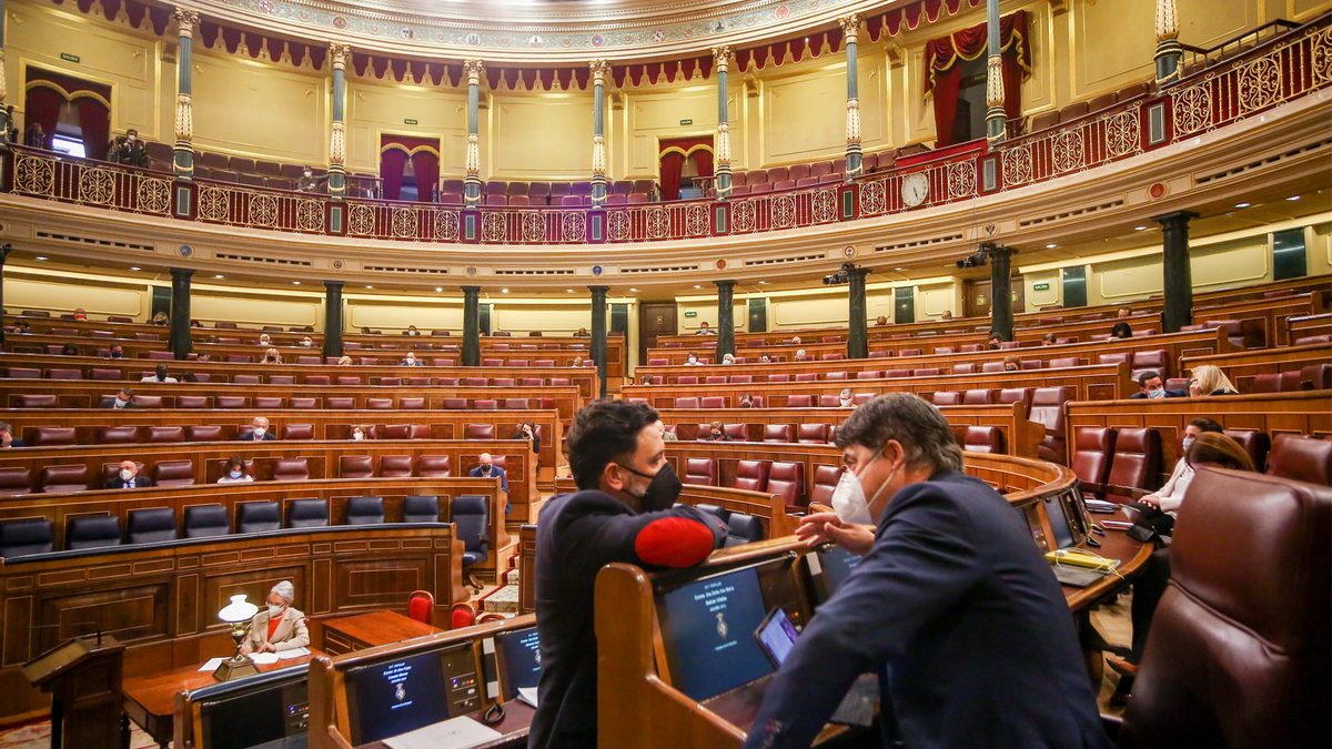Archivo - El responsable en materia de energía del PP, Guillermo Mariscal, conversa con su compañero Carlos Rojas durante una sesión Plenaria en el Congreso