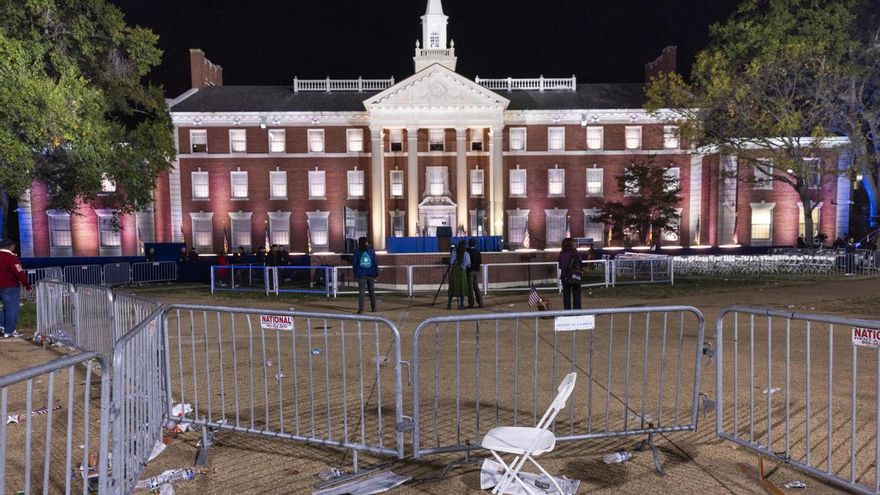 El podio que había preparado el Partido Demócrata para la comparecencia de Kamala Harris.